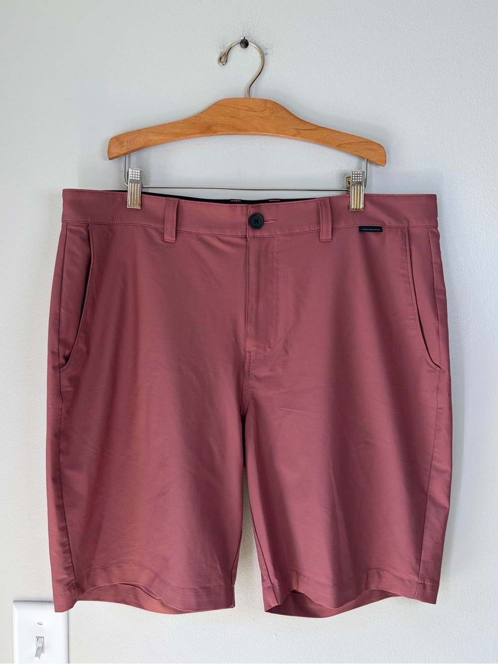 Travis Matthews 9” Wanderlust Shorts in Roan Rouge Stretch Durable Golf Athletic